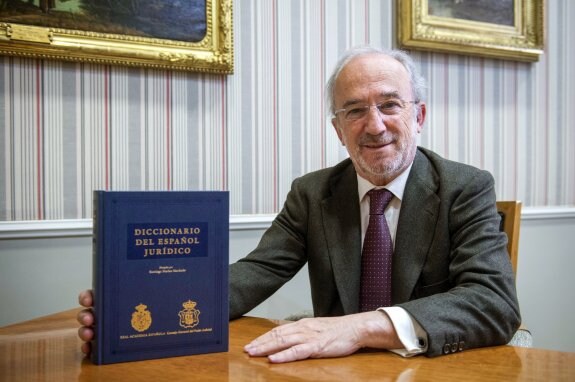 El académico y jurista Santiago Muñoz Machado posa con el nuevo diccionario. :: Luca Piergiovanni / efe