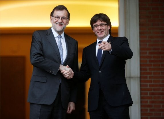 El presidente del Gobierno, Mariano Rajoy, y su homólogo de la Generalitat de Cataluña, Carles Puigdemont, hace una semana. :: REUTERS