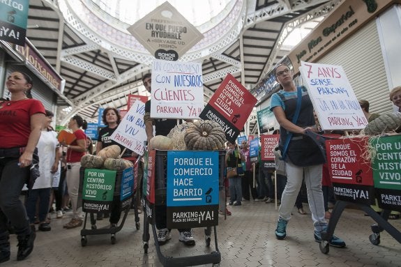 Protesta de los vendedores del mercado, en octubre de 2014. :: Jesús MONTAÑANA