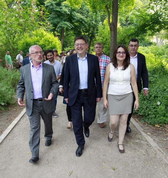 Ximo Puig, flanqueado por Antonio Montiel y Mónica Oltra, en junio de 2015 en el Botánico. :: txema rodríguez