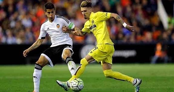 Cancelo pelea un balón con Samu Castillejo.