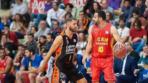 Diot defiende a Cabezas en el partido ante el Murcia.