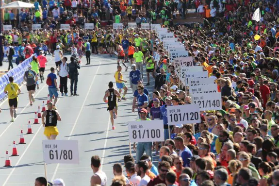 Miles de corredores inundaron las pistas de atletismo del río con motivo del Ekiden Valencia. :: juan j. monzó