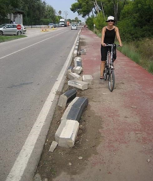 Los ciclistas piden que se arregle la entrada al carril bici del Saler