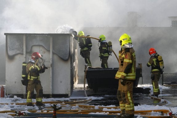 Operarios de bomberos trabajan en la extinción del incendio. :: irene marsilla