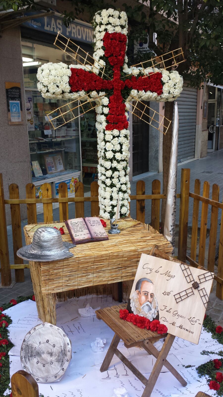 Cruz de Mayo en homenaje a Miguel de Cervantes.