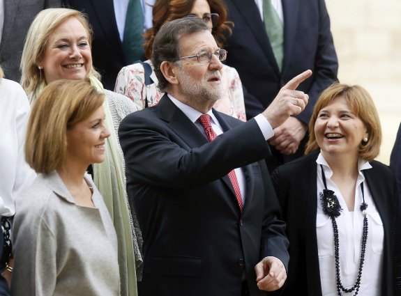 Cospedal, Rajoy y Bonig, en un acto del PP en Alicante. :: efe