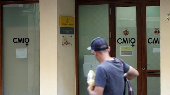 Un hombre pasa por delante del Centro Municipal de la Mujer de Valencia. :: manuel molines
