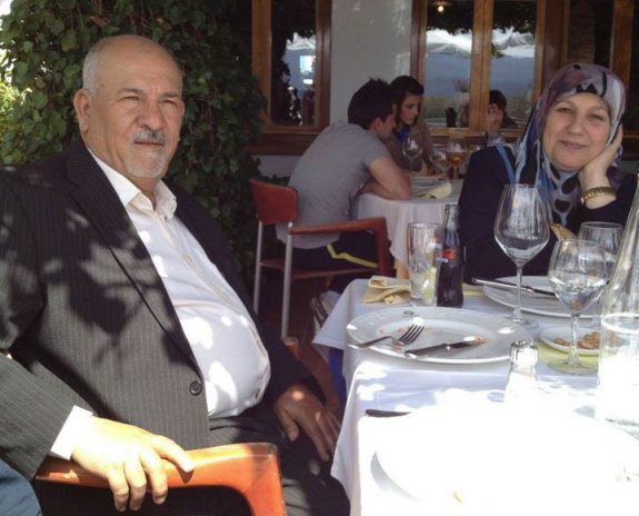 Hatem Akouch, con su mujer, en una foto familiar. :: lp