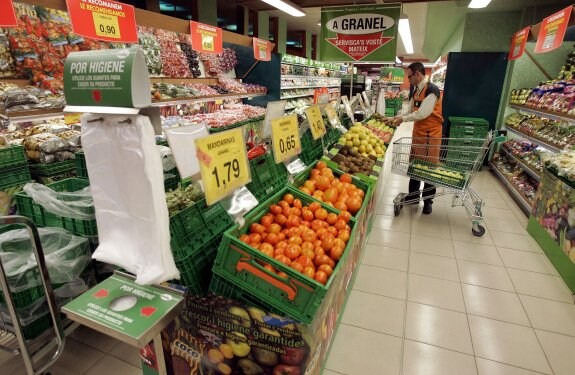 Un trabajador, en un centro de la cadena de supermercados Mercadona. :: eduardo manzana