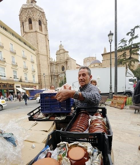 El montaje de uno de los puestos, este jueves, en la plaza de la Reina.