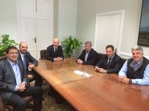 Los alcaldes del PP que han denunciado la situación. :: lp