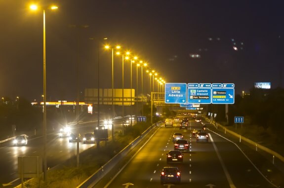 La CV-35, ayer, con las farolas encendidas. :: pablo mammana