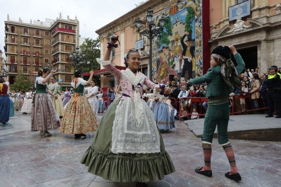 Sofía Soler, fallera mayor infantil de Valencia, en la dansà celebrada ayer. :: manuel molines