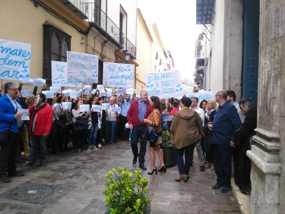 Padres y alumnos protestan en la entrada del local de Xàtiva que acogió el acto. :: b. gónzález