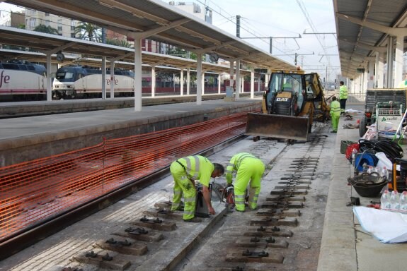 Operarios trabajan en el cambio de vías en la estación del Norte. :: lp