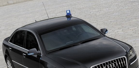 Un coche policial camuflado con el indicativo luminoso de prioridad encendido. :: R. C.
