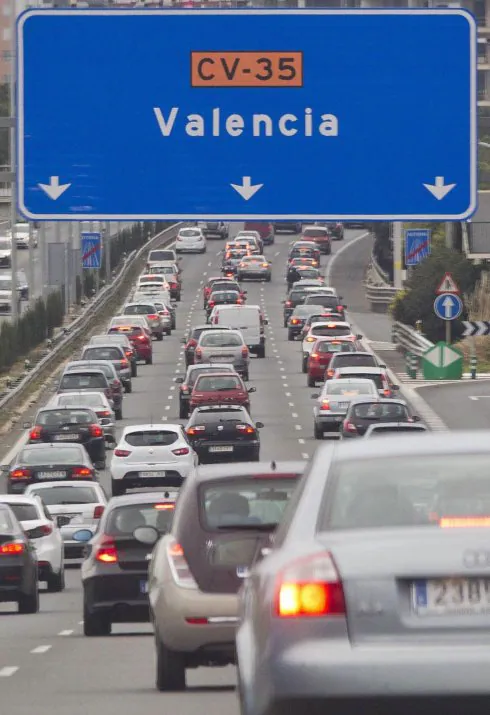 Un rótulo de carretera con el nombre de Valencia. :: damián torres