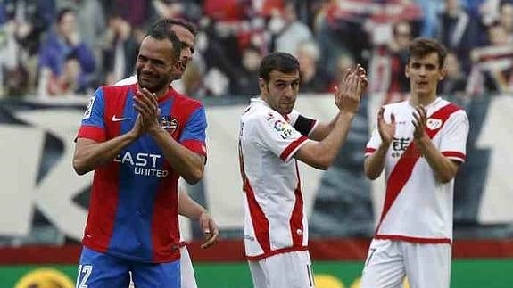 Juanfran se despide entre lágrimas y ovacionado tras lesionarse.