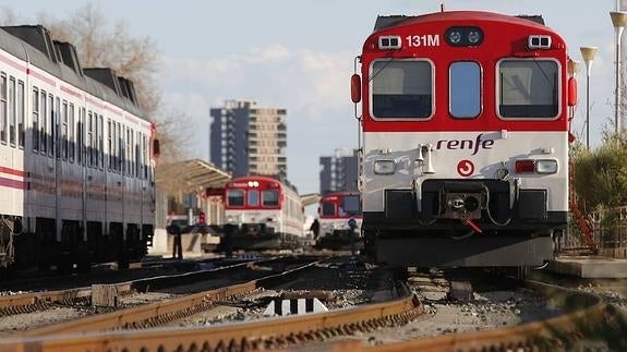 Trenes de Cercanías en la estación de San Isidro.