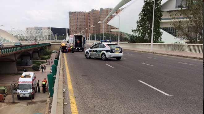 Se rompe una pierna al caer al cauce del río desde el puente de Monteolivete