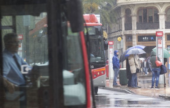 Dársena de la EMT en la plaza del Ayuntamiento.