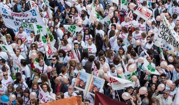 Concentración celebrada en Alicante contra los recortes de aulas concertadas y en favor de la libertad de enseñanza.