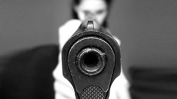 Nuevo acertijo viral: ¿Por qué agradece al hombre que le apunta con un arma?