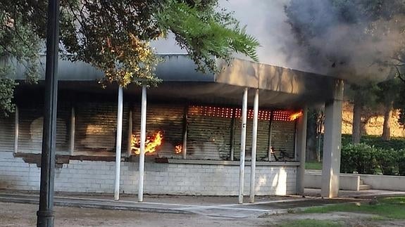 Incendian un kiosko municipal en el cauce del Turia de Valencia