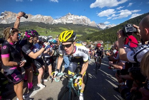 Steven Kruijswijk, en la etapa de ayer. ::  EFE/EPA/CLAUDIO PERI