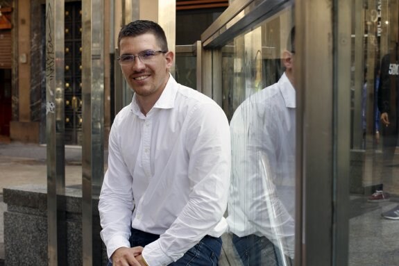 Héctor Cabrera,  en una calle céntrica  de Valencia donde  tuvo lugar la entrevista.