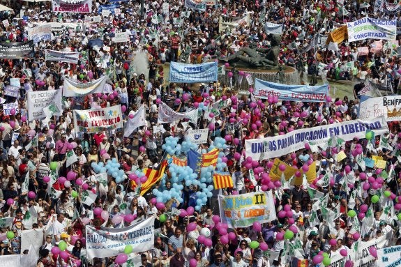 Miles de personas claman en Valencia  en defensa de la libertad educativa