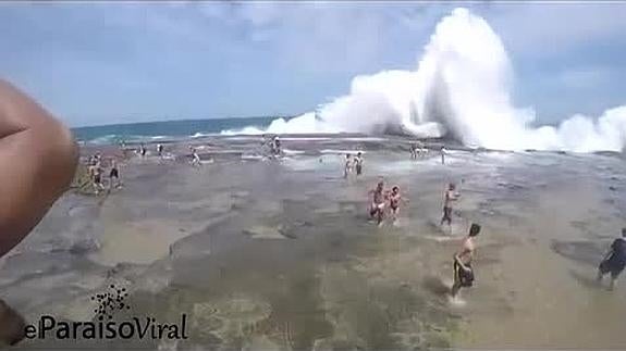 Una ola gigante sorprende a los bañistas en Sídney