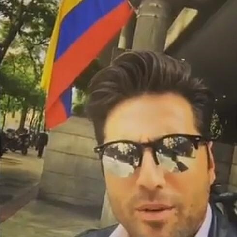 David Bustamante confunde la bandera de Venezuela con la de Colombia