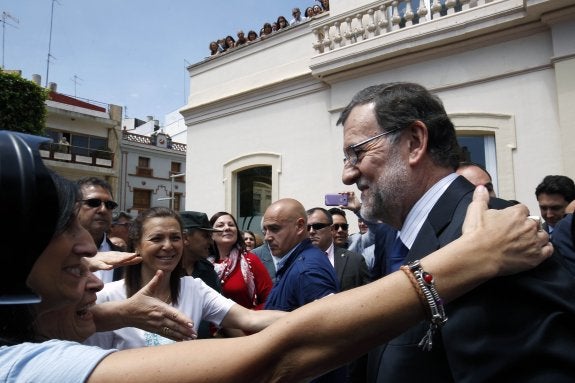 Rajoy, durante su visita de ayer a Alfafar. :: IRENE MARSILLA