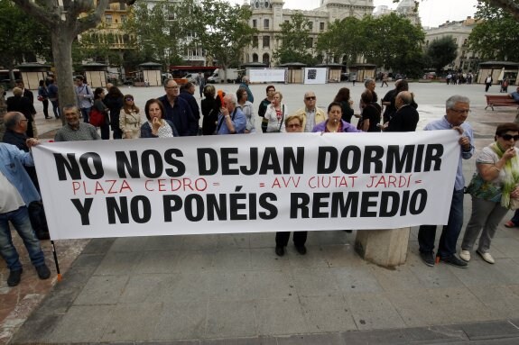 Protesta de vecinos de Ciutat Jardín, ayer en la plaza del Ayuntamiento. :: irene marsilla