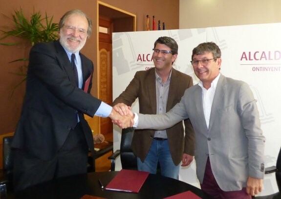 El alcalde junto con el presidente de Caixa Ontinyent y el de Innovall sellan la firma. :: lp