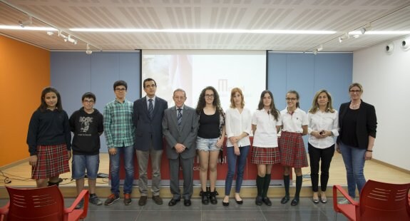 Pablo Salazar y Emilio López, con los premiados. :: pablo mammana