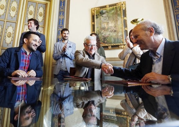 El alcalde de Valencia, Joan Ribó (c), durante la firma con el presidente de la AVL, Ramon Ferrer (d), y el conseller Vicent Marzà. :: EFE