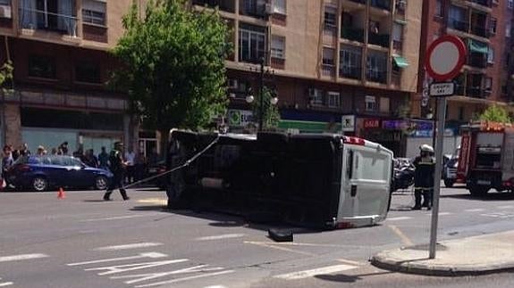 La furgoneta volcada en plena calle. 