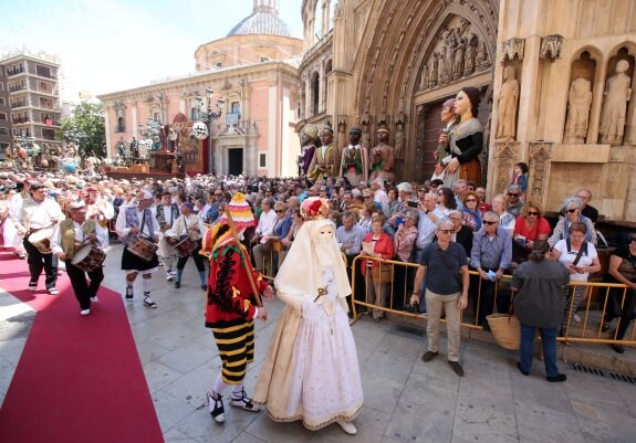  Corpus Christi. El cardenal Cañizares presidió los actos, en los que no faltó la danza de la Moma. :: FOTOS: J. MONZÓ