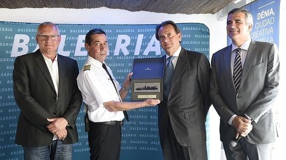 Vicent Grimalt (alcalde Dénia), Danut Ciobanu (capitán), Sixte Cambra (presidente Port de Barcelona) y Adolfo Utor (presidente de Baleària)