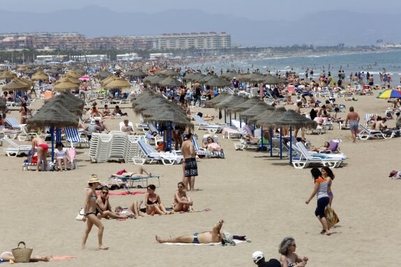 Bañistas en la playa de la Malvarrosa de Valencia el pasado verano. :: manuel molines