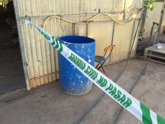 El bidón en el que se produjo el accidente mortal, tras un precinto de la Guardia Civil. :: lp