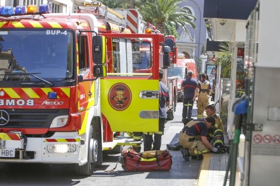 Arde una vivienda junto a una gasolinera en Guillem de Castro