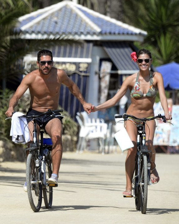 Diego Simeone y Carla Pereyra dan un paseo en bicicleta por Marbella durante el pasado verano. :: gtresonline