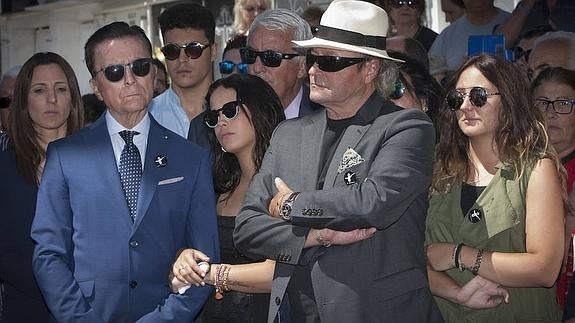 El torero y viudo de Rocío Jurado, José Ortega Cano (i), junto a su hija Gloria Camila (2i), su cuñado Amador Mohedano (2d), y la nieta e hija de Rocío Carrasco y Antonio David Flores, Rocío Flores (d).