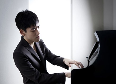 El pianista Haochen Zhang interpretando con su piano. :: lp