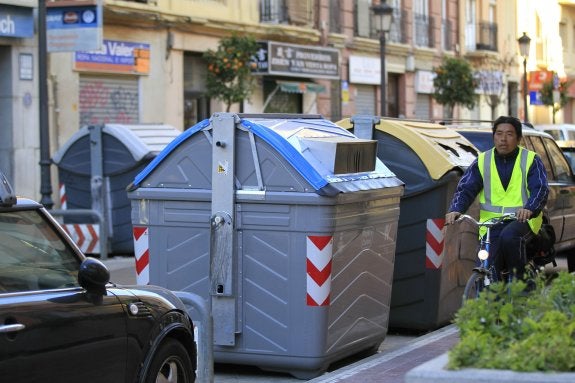 Un grupo de contenedores en una calle de Valencia. :: juanjo monzó