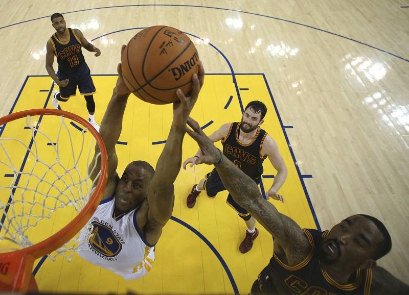 El jugador de los Warriors Andre Iguodala machaca el aro ante su rival.